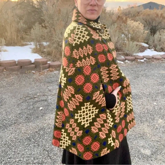 Vintage AMAZINGNESS!!! Embroidered Geometric Print Cape Brocade Stunning - Picture 6 of 9